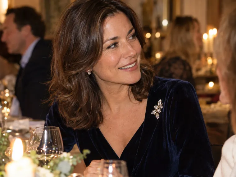 Broche en strass sur une veste en velours lors d'un dîner